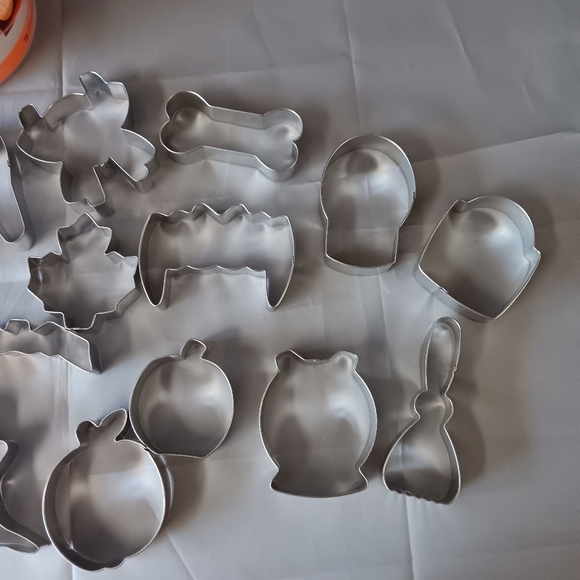 18  Wilton Halloween Cookie Cutters Metal New Open Box Ghost Bat Skull Gothic - Picture 6 of 7